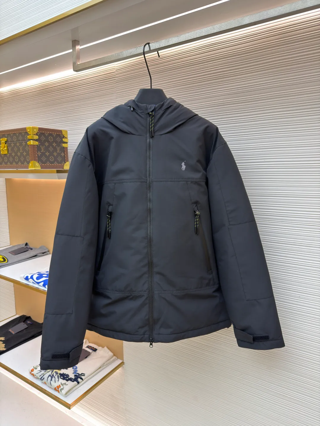 P990 Ralph Lauren logo hooded down jacket ●Original version: Purchased and developed by 2689 ●Item number: 1682203-D60 ●Fabric: white duck down fabric ●Technology: mechanical down filling ●Color: black ●Version: fitted version ●Weight: about 890 grams ●Size: S-M-L-XL ●Description: Made of 90 white duck down, with a weight of 220g, ensuring excellent thermal insulation performance. After strict screening and treatment, the velvet is not easy to drill, ensuring durability. The classic jacket has a slightly loose fit, with slightly dropped shoulder lines (shoulder width is 1-2cm wider than the standard fit). The length reaches the hips, and the sleeves are slightly tapered straight sleeves, taking into account freedom of movement and casual style. The adjustable Velcro on the cuffs allows you to freely adjust the tightness according to the thickness of your wrist and personal preferences, effectively preventing cold wind from intruding, and improving the warmth performance. In terms of storage, the two front zipper pockets are convenient for you to place frequently used items, and the zipper design ensures that items are not easily lost. A built-in pocket on the left side of the chest provides a safe storage space for some small private items. The drawstring design at the hem allows you to adjust the shape of the jacket according to your body shape and dressing needs. Whether it is loose and casual or slim and neat, you can easily control it. The overall wiring is straight and delicate, the fabric is comfortable and soft, and the color is consistent without color difference. It can be matched with the same style to create a fashionable look and control various occasions. Customized accessories, complete with three standards, same style for men and women!